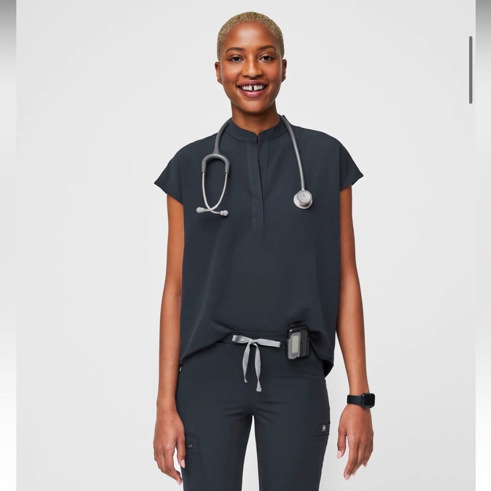 Figs Dark Harbor Rafaela™ -
Mandarin Collar Scrub Top size Small
